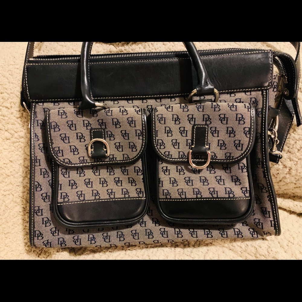 Pre-owned Dooney and Bourke purse.